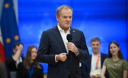 Premier Donald Tusk przemawia na spotkaniu z laureatami międzynarodowych olimpiad naukowych w siedzi