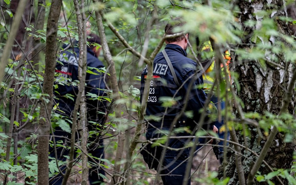 Policjanci poszukujący drapieżnika pod Berlinem