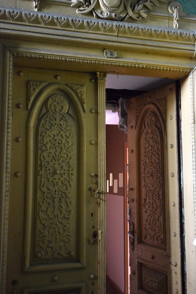 Choć kamienica przeszła różne zmiany, wciąż zachowała wiele oryginalnych elementów, które świadczą o