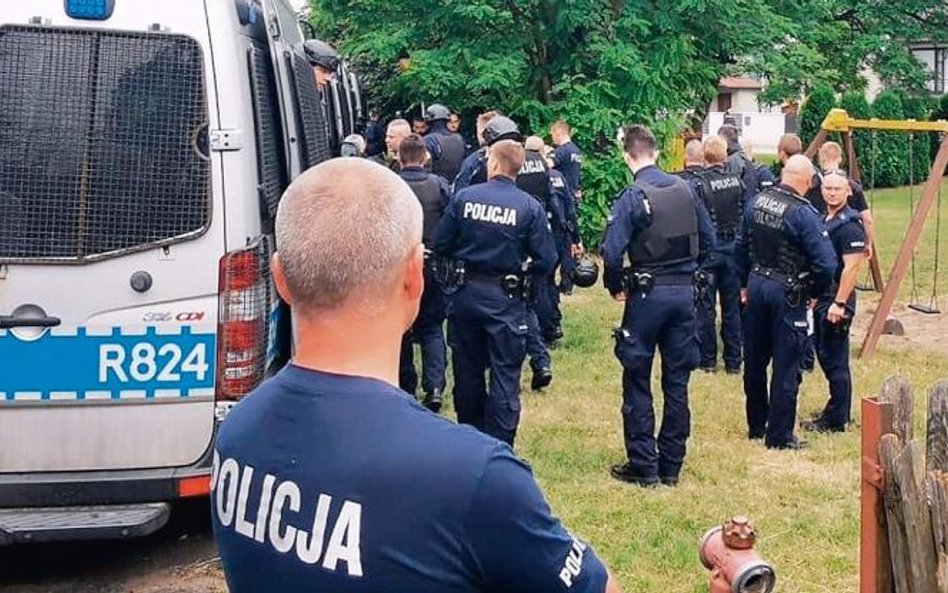 W pierwszej połowie 2021 r. przybyło zabójstw. Na zdjęciu: policjanci przygotowujący się do poszukiw