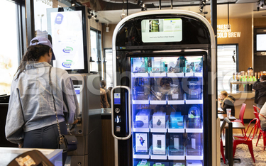 Na razie maszyny vendingowe sprzedają głównie słodycze i napoje, ale też elektronikę jak w przypadku