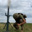 Ukraiński żołnierz prowadzący ostrzał z moździerza
