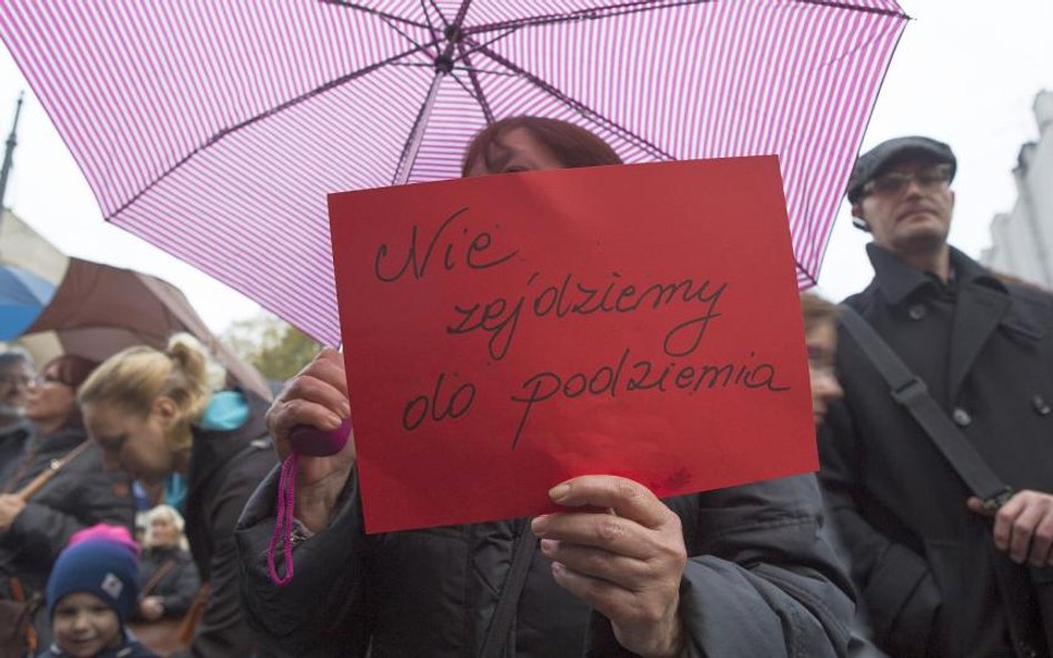 Sejm wraca do aborcji, czarny protest – pod Sejm