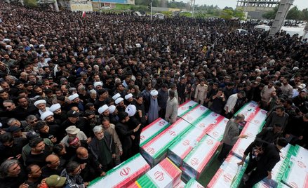 Zdjęcia z pogrzebu ofiar ataku na szkołę w Minab