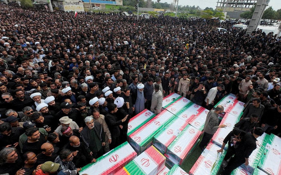 Zdjęcia z pogrzebu ofiar ataku na szkołę w Minab