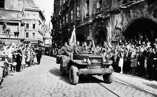 Żołnierze Armii Czerwonej witani przez mieszkańców Pragi po wyzwoleniu miasta