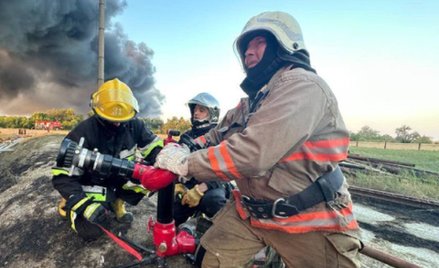 Strażacy gaszą pożar po ataku rosyjskich dronów na rejon izmaiłski