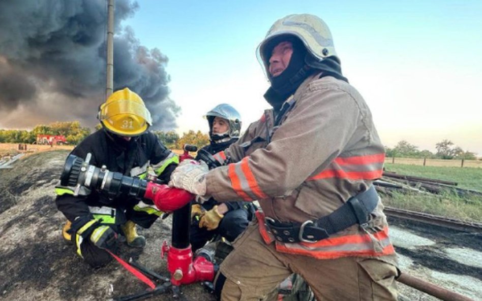 Strażacy gaszą pożar po ataku rosyjskich dronów na rejon izmaiłski