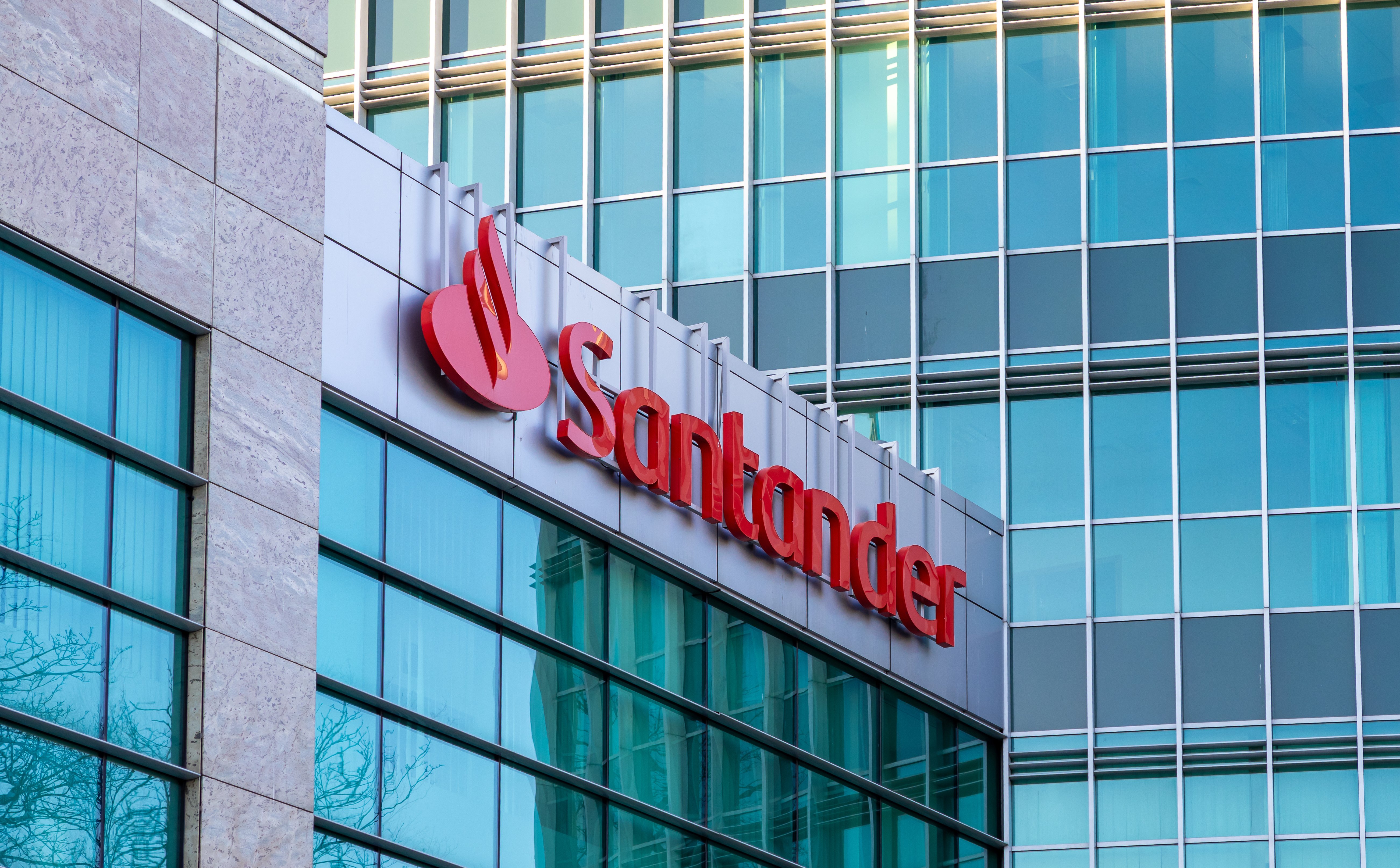 Dobre wyniki Santandera na początku 2025 r. Co ze sprzedażą banku?