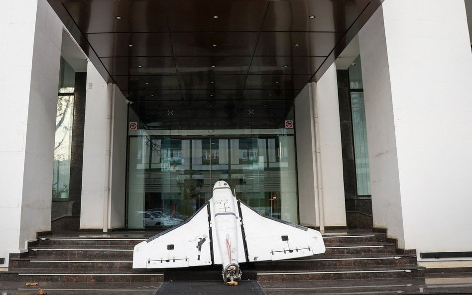 Rosyjski dron wystawiony przed MSZ Mołdawii w czasie, gdy do siedziby resortu dyplomacji wezwano ros