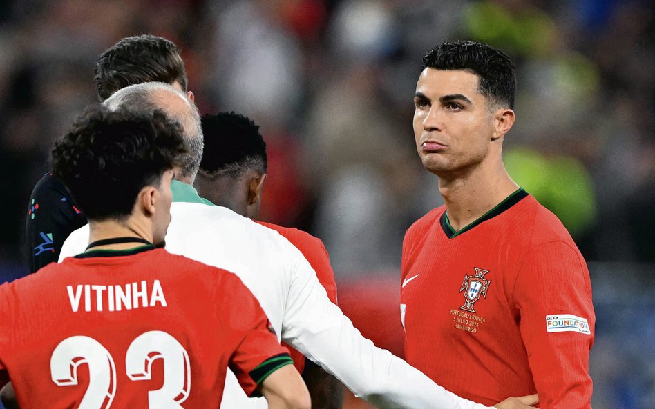 Cristiano Ronaldo (z prawej) wciąż gra w reprezentacji Portugalii, choć niektórzy uważają, że bierze