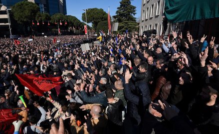 Albania: Zwolennicy opozycji chcą dymisji premiera. Starcia przed parlamentem
