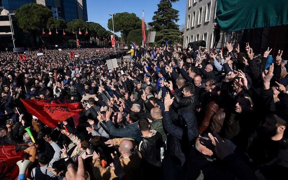 Albania: Zwolennicy opozycji chcą dymisji premiera. Starcia przed parlamentem