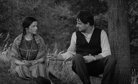 Papusza (Jowita Budnik) i Jerzy Ficowski (Antoni Pawlicki)