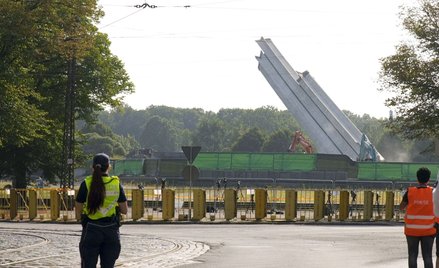 Moment wysadzenia pomnika w Rydze