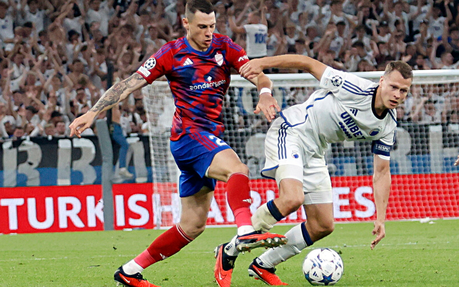 Piłkarz Rakowa Częstochowa Bogdan Racovitan i Viktor Claesson z FC Kopenhaga podczas meczu rewanżowe