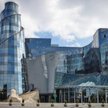 TVP (na zdjęciu jej siedziba przy ul. Woronicza w Warszawie) woli w najlepszym czasie antenowym emit