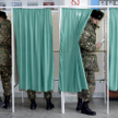 Azerbejdżańscy żołnierze głosują w stołecznym lokalu wyborczym