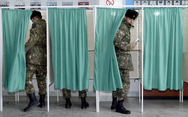 Azerbejdżańscy żołnierze głosują w stołecznym lokalu wyborczym