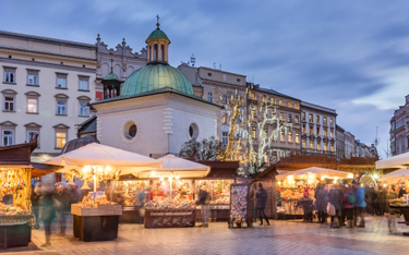 Na jarmarku świątecznym w Krakowie kupcy z całej Polski prezentują towar w 97 kioskach handlowych i 
