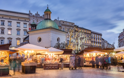 Na jarmarku świątecznym w Krakowie kupcy z całej Polski prezentują towar w 97 kioskach handlowych i 