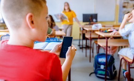 Od 1 września w szkołach podstawowych będzie obowiązywać zakaz korzystania ze smartfonów