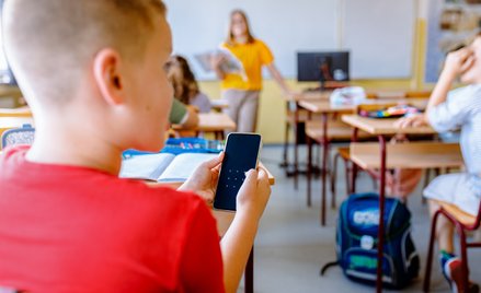 Od 1 września w szkołach podstawowych będzie obowiązywać zakaz korzystania ze smartfonów