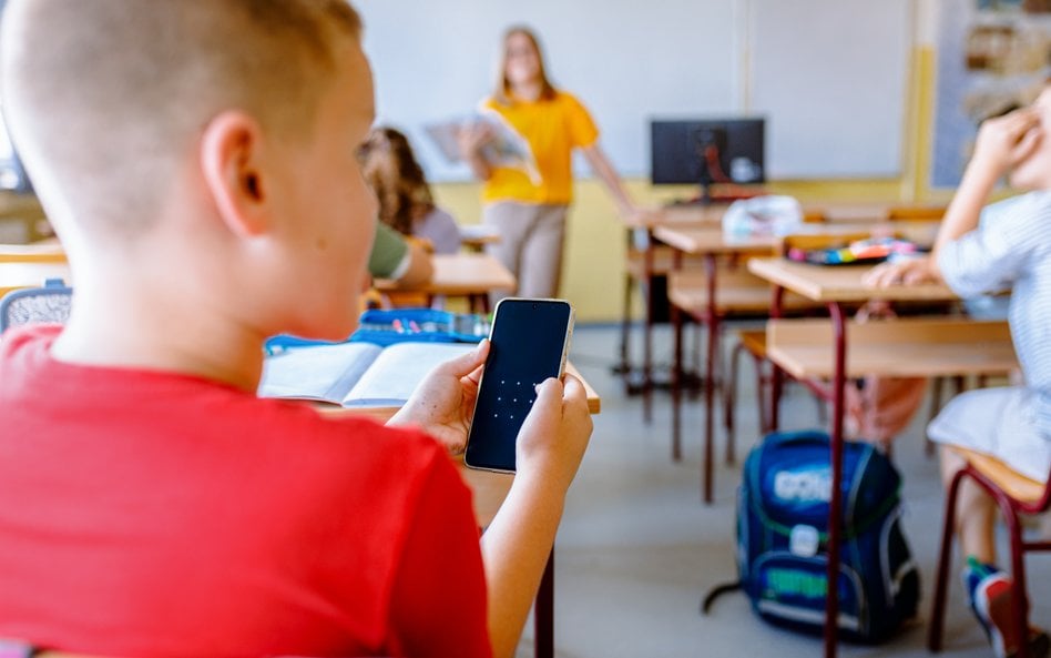 Od 1 września w szkołach podstawowych będzie obowiązywać zakaz korzystania ze smartfonów