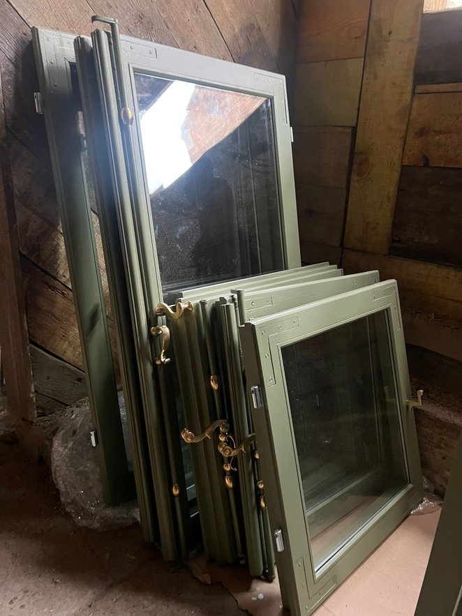 Nowe okna to wierne rekonstrukcje oryginalnej stolarki, włącznie z odtworzeniem tradycyjnego zamykan