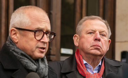 Obrońcy byłego posła Janusza Palikota: mecenas Andrzej Malicki (P) i mecenas Jacek Dubois (L)  przed