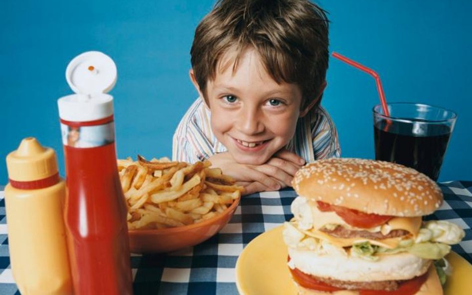 Hamburger spożywany co najmniej trzy razy w tygodniu zwiększa ryzyko alergii u dzieci i młodzieży