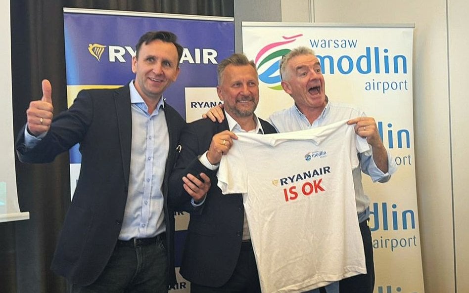 Od lewej: Michał Kaczmarzyk, prezes Ryanaira na Polskę, Jacek Kowalski, pełniący obowiązki prezes lo