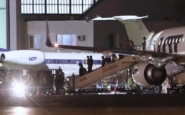 Samolot Embraer z osobami ewakuowanymi z Afganistanu po wylądowaniu na lotnisku Okęcie w Warszawie, 