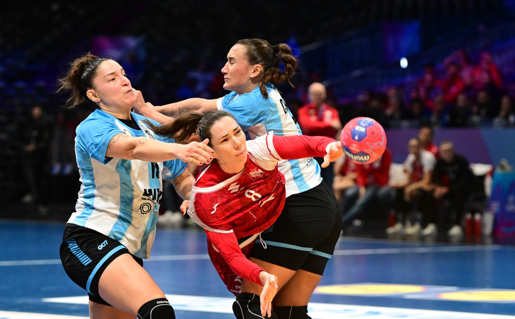 Mistrzostwa świata piłkarek ręcznych. Zwycięstwo wyszarpane, nadzieje przedłużone