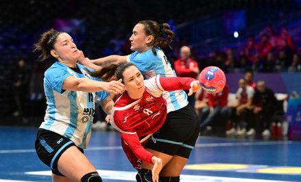 Polka Monika Kobylińska (C) oraz Giuliana Gavilan (L) i Rocio Campigli (P) z Argentyny podczas meczu