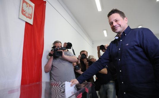 Wybory samorządowe 2024. Prezydent stolicy Rafał Trzaskowski głosuje w lokalu wyborczym w Centrum Po