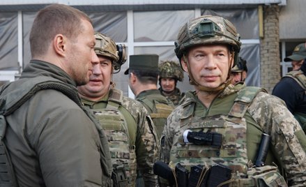 Ołeksandr Syrsky (z prawej) zastąpił Walerego Załużnego