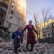 Kijów, Ukraina, 16.03.2022. Akcja ratunkowa w Kijowie po częściowym zawaleniu się w wyniku rosyjskie