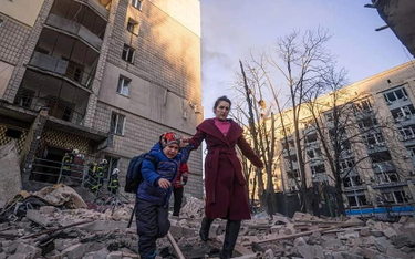 Kijów, Ukraina, 16.03.2022. Akcja ratunkowa w Kijowie po częściowym zawaleniu się w wyniku rosyjskie