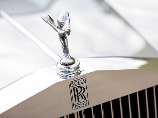 Zmysłowa figurka Spirit of Ecstasy zdobi maski wszystkich samochodów Rolls-Royce’a .