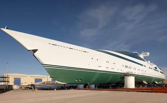 Megajacht w trakcie prac wykończeniowych. Wyraźnie widać dwa dziobowe stery strumieniowe oraz lewobu