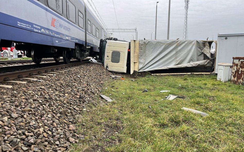 Pociąg Intercity uderzył w ciężarówkę w miejscowości Nowa Sucha na Mazowszu