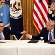 Sekretarz Skarbu Steve Mnuchin pokazuje kartę debetową prezydentowi Trumpowi