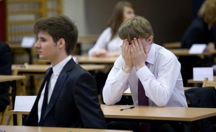 Maturzysta sfotografuje swoją pracę z egzaminu dojrzałości