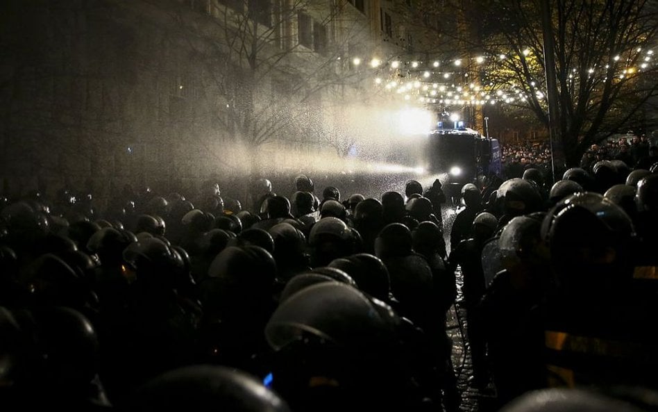 Gruzja: Policja wyrzuciła protestujących spod parlamentu