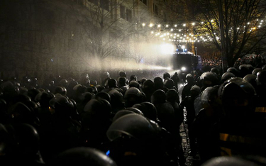 Gruzja: Policja wyrzuciła protestujących spod parlamentu