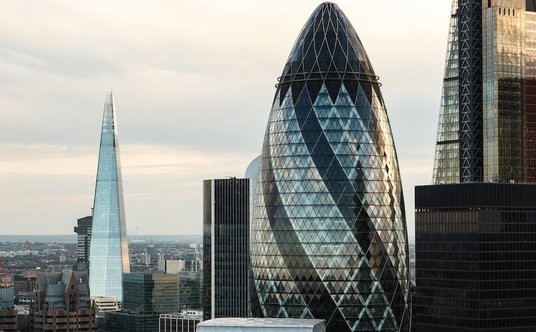 Gherkin na pierwszym planie. W tle The Shard, inny z kontrowersyjnych londyńskich wieżowców.