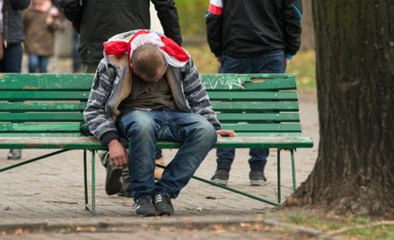Polacy coraz chętniej sięgają po wódkę