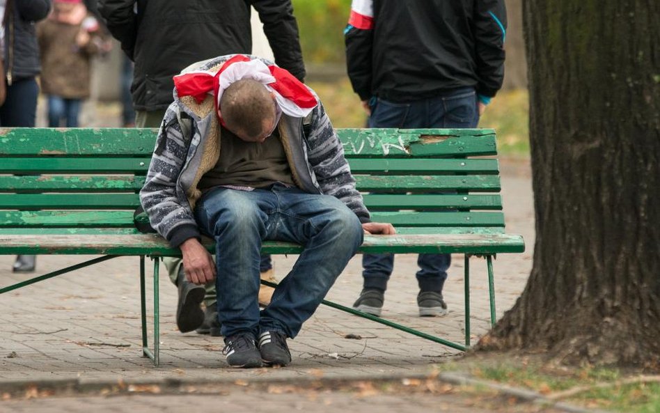 Polacy coraz chętniej sięgają po wódkę