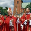 Abp Józef Kowalczyk został w sobotę 56. prymasem Polski. Na zdjęciu przed katedrą w Gnieźnie